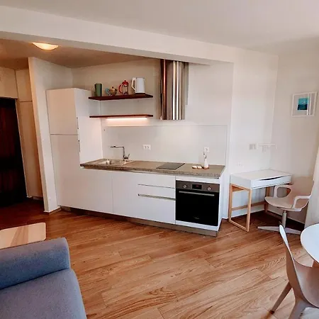 Modern Renovated 5 Min Walk To Private Parking * ポレッチ