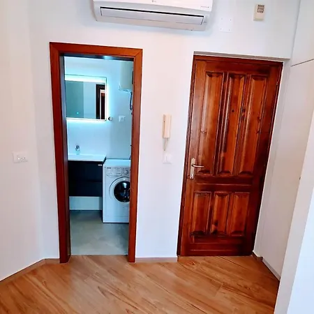 Modern Renovated 5 Min Walk To Private Parking * ポレッチ